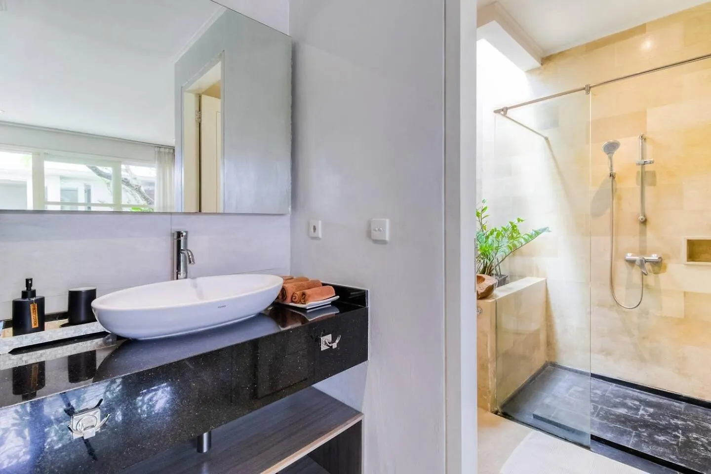 Private 2 Bed Pool Villa In Bustling Petitenget スミニャック インドネシア